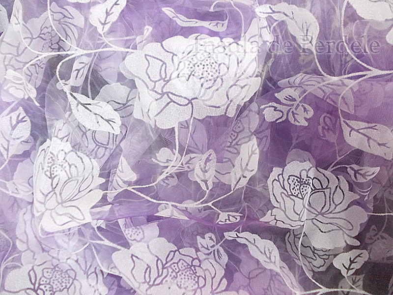 Perdea organza lila cu model floral catifea
